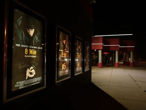Eminem没有出席活动但是出现在IG上放上照片庆祝他的经典电影8 Mile上映发行15周年..庆祝活动现场的Stan们当然是兴高采烈