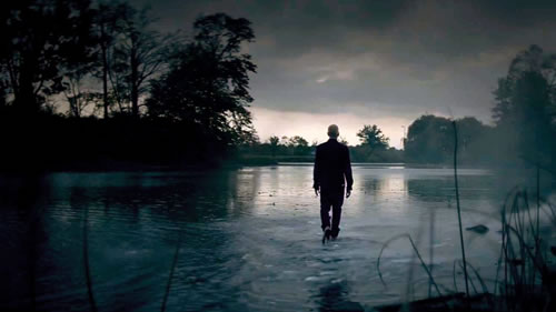 终于! Eminem隐晦地确认新专辑名称为REVIVAL..同时Walk On Water可能是新专辑的第一单曲