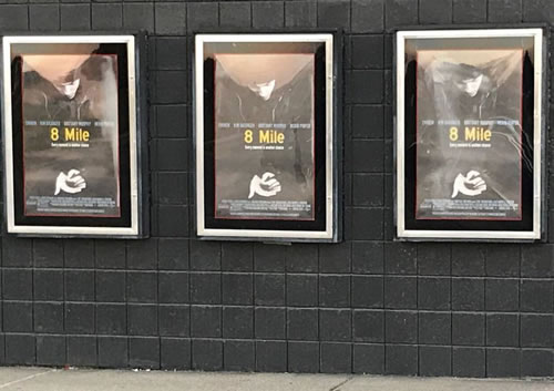 Eminem没有出席活动但是出现在IG上放上照片庆祝他的经典电影8 Mile上映发行15周年..庆祝活动现场的Stan们当然是兴高采烈