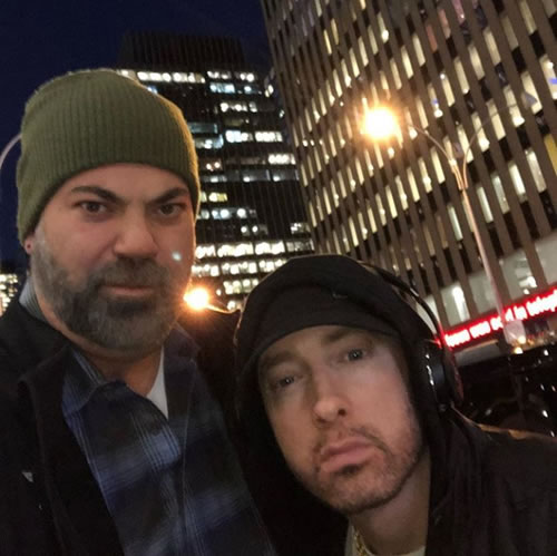 一切都准备好了，Eminem已经在纽约，马上来的SNL演出和新专辑REVIVAL的发行是重头戏
