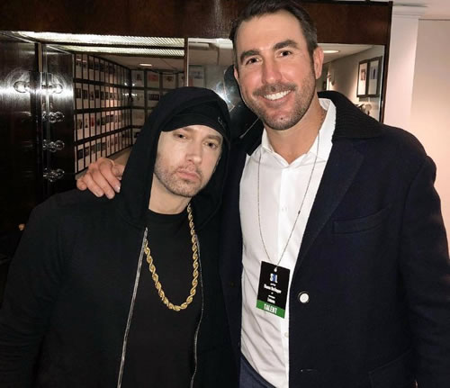 Wow..Eminem和女徒弟Skylar Grey在SNL演出的官方图..收藏