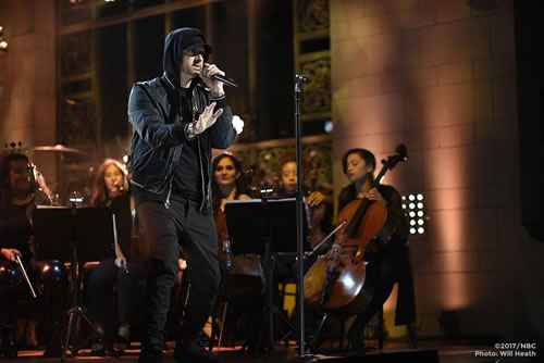 Wow..Eminem和女徒弟Skylar Grey在SNL演出的官方图..收藏