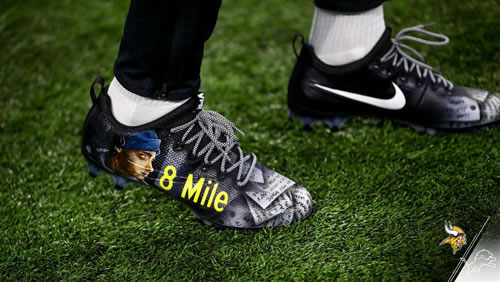 橄榄球明星Stefon Diggs是超级Stan..看他定制了Eminem的经典电影8 Mile球鞋...  
