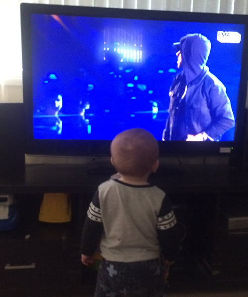 才14个月的小小孩已经是Stan..目不转睛地看着Eminem在EMA的演出