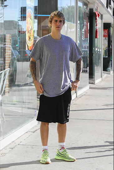 富有的Justin Bieber配上昂贵的新鞋..来自好兄弟Kanye的新款adidas Yeezy...好久不见Bieber好像长高大了 ... ​​​​