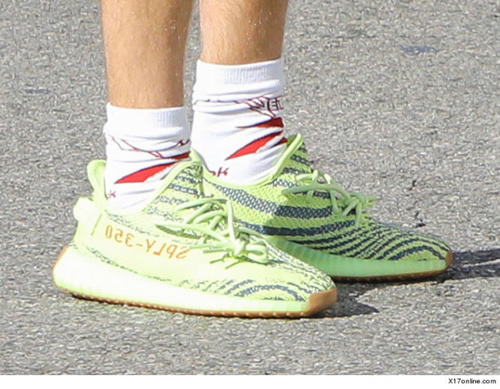 富有的Justin Bieber配上昂贵的新鞋..来自好兄弟Kanye的新款adidas Yeezy...好久不见Bieber好像长高大了 ... ​​​​