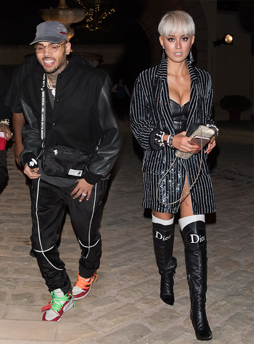 看起来Chris Brown对他的新女友很满意...Karrueche是谁?