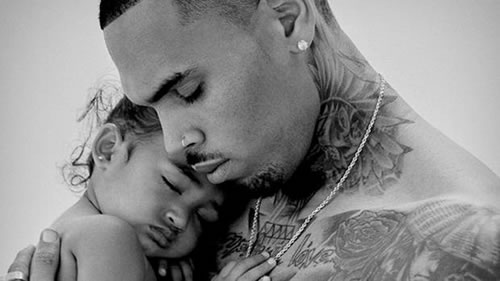 Chris Brown为可爱女儿Royalty打开一片新天地.. 小小年纪已经有了自己的产品线..漂亮从娃娃开始..