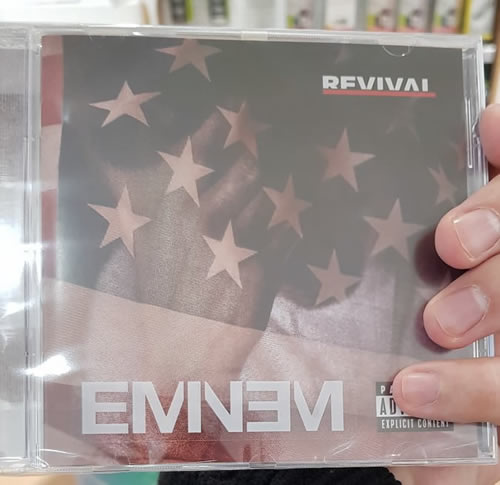 有人已经拿到了Eminem新专辑REVIVAL普通版的CD.. 背面的Marshall是半裸