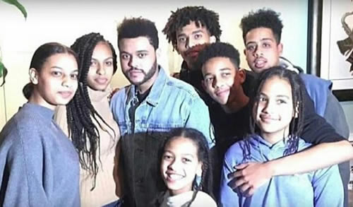 The Weeknd最近放出这张难得的兄弟姐妹照片..他们一家人长得好像
