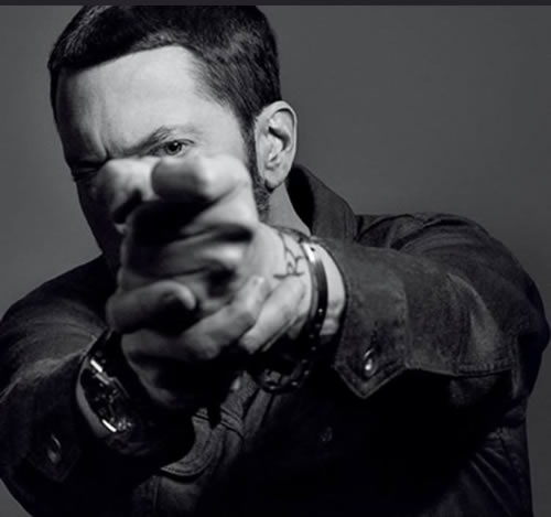 Eminem和Beyoncé合作单曲Walk On Water的歌词版官方MV放出..