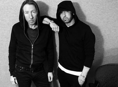 Eminem新照片..发现Marshall拍照的时候头喜欢向他的右边倾斜..Ha