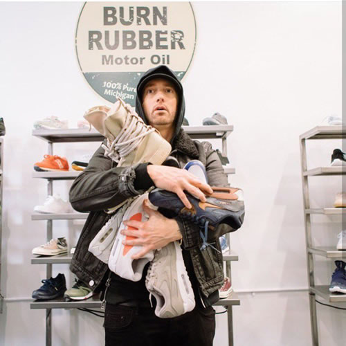 圣诞节快来了，和Eminem一起去买鞋吧..