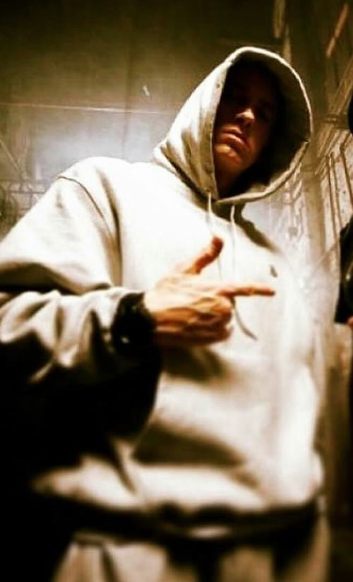 我们喜欢看数据.. 这是Rap God Eminem在音乐流媒体巨头Spotify的每张专辑播放量..恐怖