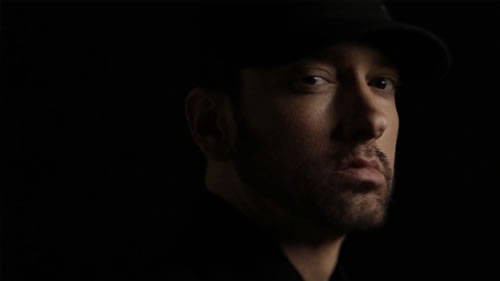 这一波宣传攻势太猛了..Rap God Eminem又登上Complex杂志封面及内页帅照放出.. 