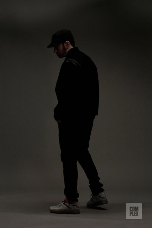 这一波宣传攻势太猛了..Rap God Eminem又登上Complex杂志封面及内页帅照放出.. 