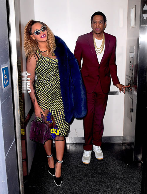 女王Beyonce陪嘻哈大亨老公JAY Z过生日..Hov遇上狗仔本能地赶紧关电梯门