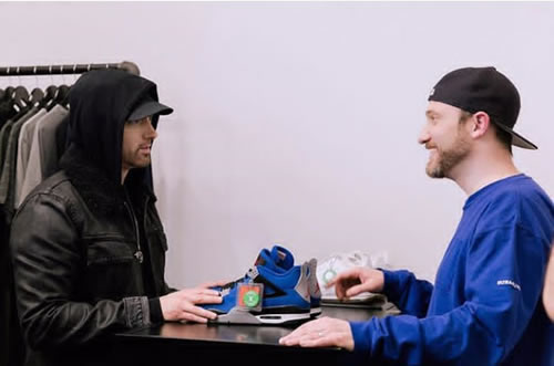 慈善家Eminem笑了..难得的微笑.. 人们期待的Eminem x Air Jordan 4 Encore球鞋总共只生产了23双..