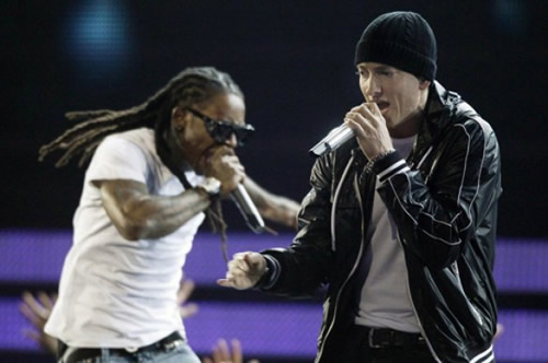 又活捉一只明星Stan.. 说唱歌手Lil B大战Eminem的haters.. 用大写字母并署名最高级别称赞Rap God