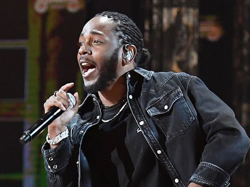 Kendrick Lamar，Dr. Dre的第二大牛x的徒弟，我们看着他从默默无闻成长起来的，如今成为嘻哈新世代的...