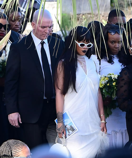 心疼Rihanna...可怜的她出席亲人的葬礼伤心到落泪...