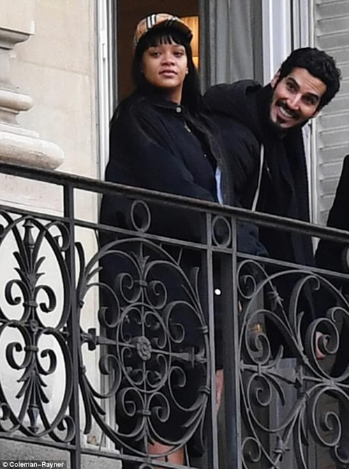 在巴黎的Rihanna和她的亿万富翁男友Hassan Jameel依旧恩爱，RiRi不惧怕自己素颜... 