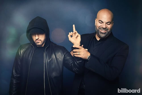 Eminem的2018不会宅..他那“中指”手势已经成为了艺术..登上Billboard杂志封面