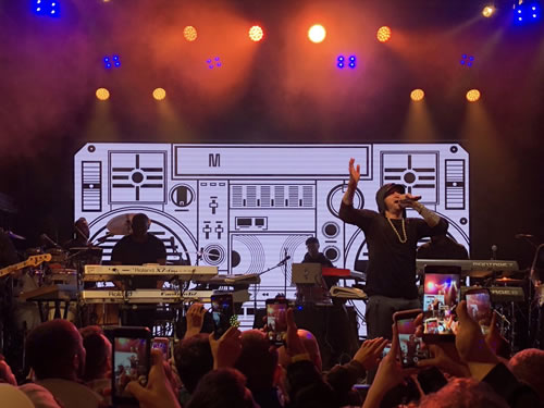 打响2018年演出第一炮，这是Eminem在纽约的格莱美预热最新演出，先来点照片过过瘾...