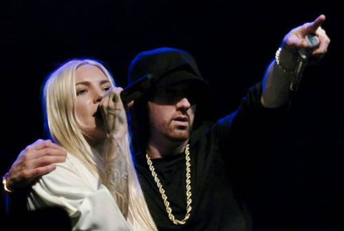 超多Stan希望单身的Eminem与女徒弟Skylar Grey在一起，如今他们已经亲亲搂搂抱抱...ha