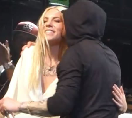 超多Stan希望单身的Eminem与女徒弟Skylar Grey在一起，如今他们已经亲亲搂搂抱抱...ha