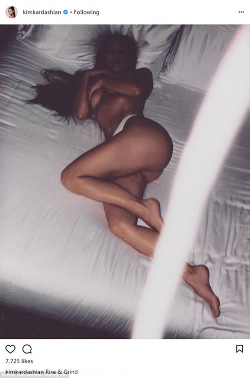 Wow，Kanye太太卡戴珊放出sexy至极的床照，完美的身材..她能成功是有道理的...并不简单