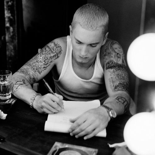 一张录音室专辑不是随随便便出来的，成功更不是随随便便的..Eminem做每张专辑都要写40 50首歌曲...