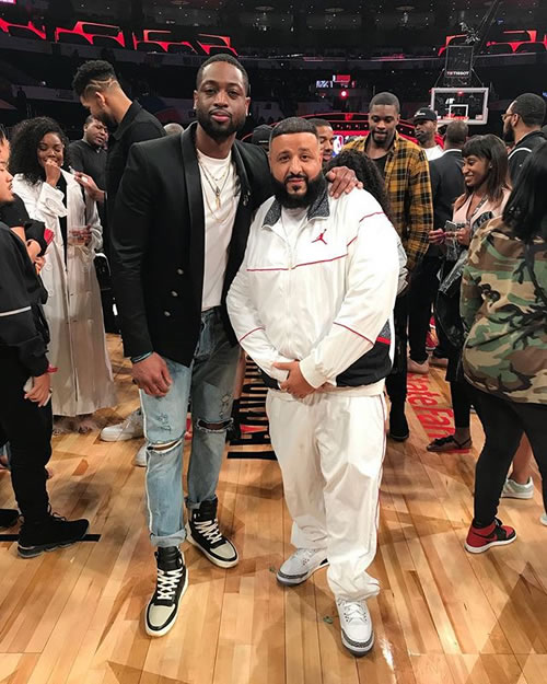 DJ Khaled是绝对的人生赢家..今天的NBA全明星周末他做扣篮大赛的评委还挺严格的...和篮球传奇乔丹交流甚欢