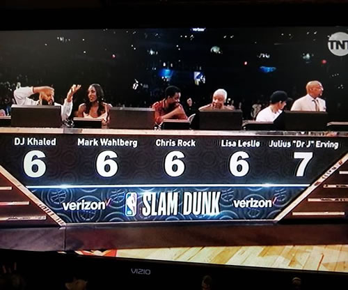 DJ Khaled是绝对的人生赢家..今天的NBA全明星周末他做扣篮大赛的评委还挺严格的...和篮球传奇乔丹交流甚欢