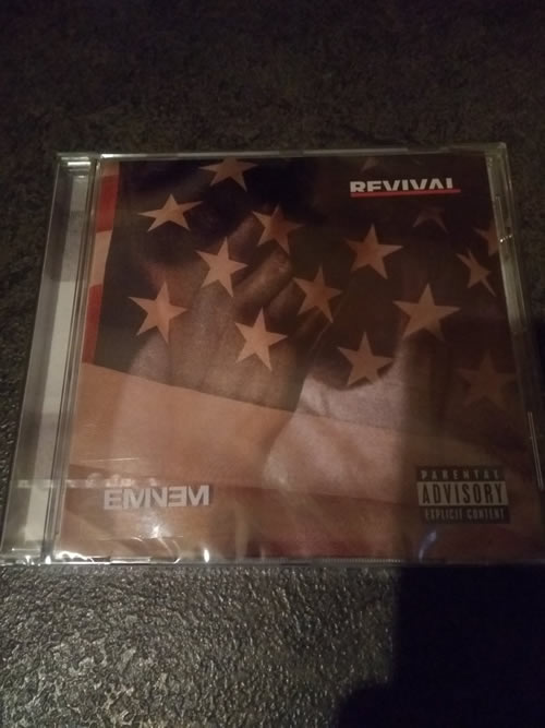 不同地区的Stan享受着Eminem给的不同待遇...能否发现三张REVIVAL专辑中的不同?