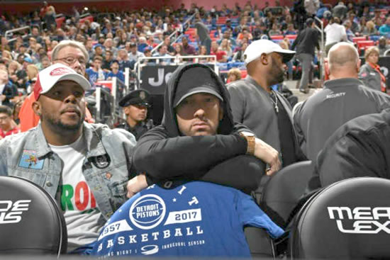 Eminem深爱他的家乡底特律和家乡球队活塞.. 他居然去现场看比赛了