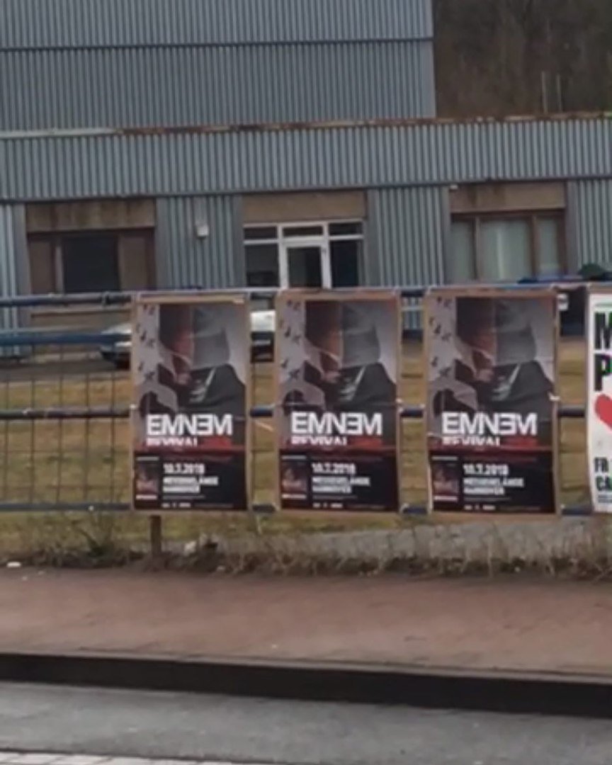 Eminem的德国演唱会宣传海报.. 很想撕下它们带回家 