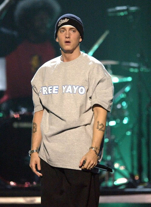 这个必须提一下，15年前的今天，Eminem和最好的兄弟没有之一的Proof在格莱美现场表演最经典“Lose Yourself”