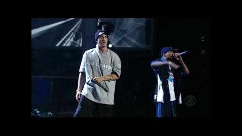 这个必须提一下，15年前的今天，Eminem和最好的兄弟没有之一的Proof在格莱美现场表演最经典“Lose Yourself”
