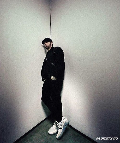 终于发现Rap God Eminem有着不一样的摆拍方式...酷到墙角里 
