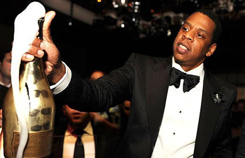 Ball So Hard! JAY Z为了庆祝好兄弟的生日，花费将近10万美元购买了40瓶Ace of Spades香槟