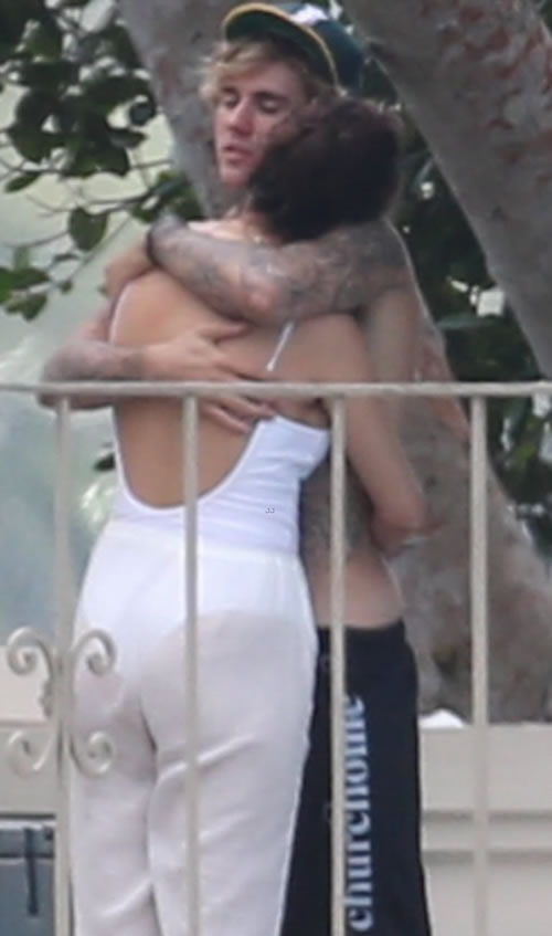 停不下来的爱..Justin Bieber和Selena Gomez公开亲亲搂搂抱抱...