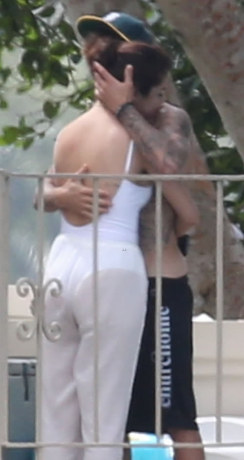 停不下来的爱..Justin Bieber和Selena Gomez公开亲亲搂搂抱抱...