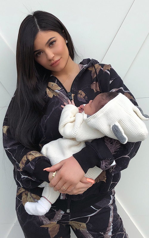 Kylie Jenner和Travis Scott的孩子满月照放出.. my angel baby is 1 month old today