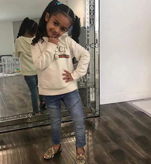 Chris Brown女儿已经这么大了..Gucci卫衣和鞋子只是基本装备.. 
