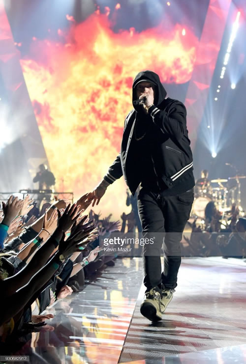 来点今天The Eminem Show的清晰照片.. 99.99999%的Stan表示这辈子不洗手了 