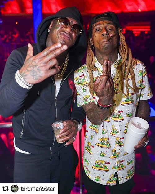 YMCMB大老板介绍他的“儿子” Lil Wayne给大家，“Me and my SON”...Tha Carter V专辑的发行只是时间问题。叼着weed的Weezy又开始犀利了。