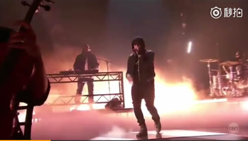 燃! Eminem与Kehlani联合首演REVIVAL专辑中的新单曲Nowhere Fast