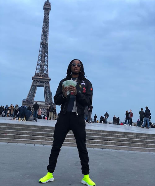 来到巴黎著名铁塔前数钱的感觉不错..Quavo：Niggas in Paris