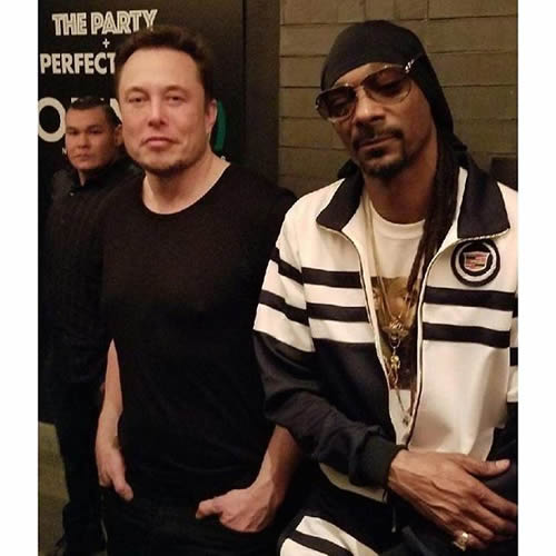 穿着凯迪拉克衣服的Snoop Dogg遇到如今汽车业和航天业最牛x的大佬 / 特斯拉老板Musk 
